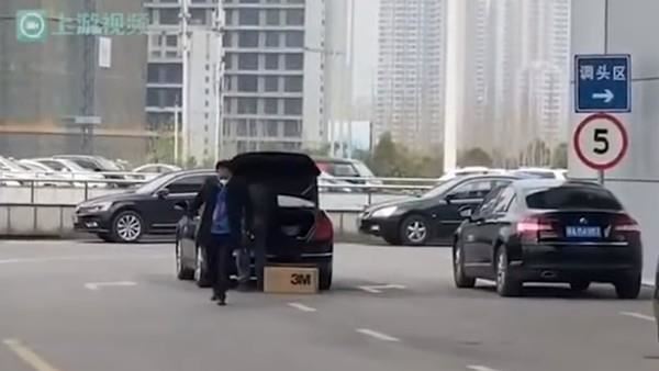 公務車紅十字會搬口罩稱「給領導的」