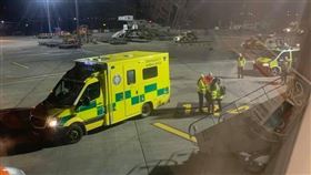 機上疑有患者…醫護「全副武裝」陪下機　救護車直奔醫院
圖／翻攝自推特
