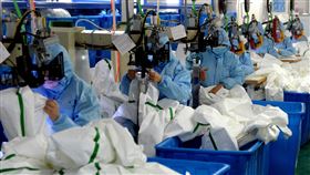 中國醫療物資緊缺 日薪4000元召不回工人陸媒報導，武漢肺炎疫情大爆發，中國醫療物資正面臨嚴重緊缺，但湖北口罩工廠開出日薪人民幣870元（約新台幣4000元）也召不回工人。圖為安徽合肥一家工廠正在趕製防護服。（中新社提供）中央社　109年1月31日