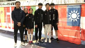 巴黎馬拉松鈍劍挑戰賽  選手成功爭取懸掛國旗巴黎CEP馬拉松鈍劍挑戰賽1日到2日舉辦，台灣小選手主動向主辦單位爭取懸掛中華民國國旗成功。教練歐豐銘（左至右）與選手吳若榛、黃靖詠、陳奕通、陳宣豪、許勝閎開心在國旗前合影。（奧林擊劍提供）中央社記者曾婷瑄巴黎傳真　109年2月3日