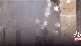 大馬中國領事館被放3紙箱！一碰白色物炸出「N95口罩」（圖／翻攝自YouTube）