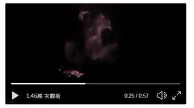 日本鹿兒島縣口永良部島上的新岳火山今天發生火山噴發，噴煙高達距火山口約7000公尺高空。（圖／翻攝自NHK推特）
