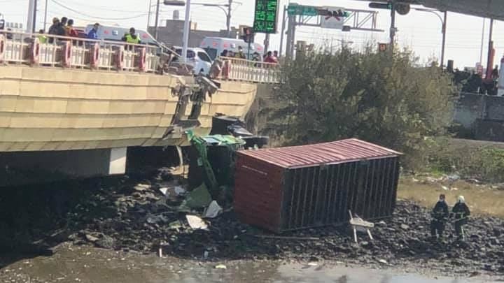 彰化連結車撞9車噴飛橋下　1死3傷
