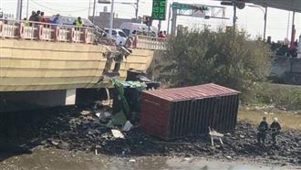 彰化連結車撞9車噴飛橋下　1死3傷