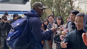 ▲歐力士隊洋砲Adam Jones幫球迷簽名。（圖／翻攝自推特）