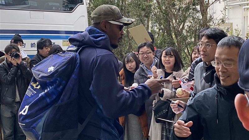 日職／瓊斯人氣爆表　吸引萬人衝春訓