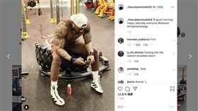 ▲洋基隊查普曼（Aroldis Chapman）大秀肌肉。（圖／翻攝自Aroldis Chapman IG）