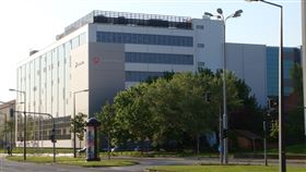 英國葛蘭素史克藥廠（GlaxoSmithKline，GSK）與流行病防範創新聯盟（CEPI）今天表示將合作研發武漢肺炎疫苗。（圖／翻攝自維基百科，版權屬公有領域）