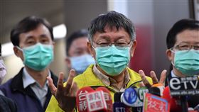 自爆隔離場所  柯文哲反稱政府應公開透明台北市長柯文哲（前中）2日自爆武漢台商返台後的台北隔離場所，引發爭議。他3日在市政大樓11樓接受媒體聯訪時表示，與其遮躲掩藏，政府應公開透明，並指衛福部給台北市政府的公文上若註明「密件」，他就什麼話都不會說。中央社記者王飛華攝  109年2月3日