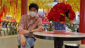 大馬創作才子張與辰搭機回大馬做足防疫 全程戴口罩 擔心疫情嚴重被傳染 飛機餐用看的不敢吃（新聞提供：種子音樂）