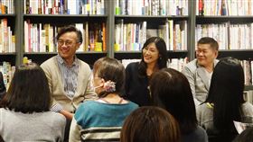 台灣劇團進軍日本小劇場聖地  澎恰恰宣傳台北華山文創園區烏梅劇院與日本東京下北澤本多劇場建立合作計畫，雙方各派劇團互訪演出。台灣躍演劇團的劇作「麗晶卡拉OK的最後一夜」，將於本多劇場演出，藝人澎恰恰（右）與本劇導演曾慧誠（左）於1月31日赴日本東京出席宣傳記者會。（文化部提供）中央社記者洪健倫傳真  109年2月3日