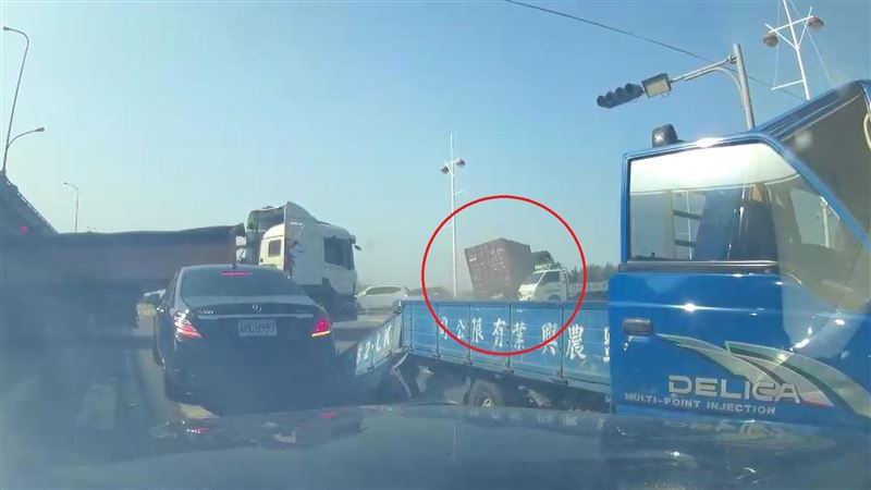 驚悚畫面曝　連結撞九車墜橋瞬間消失