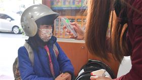 武漢肺炎延燒　安親班小朋友量體溫戴口罩武漢肺炎疫情延燒，教育部2日宣布高中職以下學校延後2週到25日開學，但安親班、補習班則不用停課，業者除了準備消毒酒精與額溫槍，落實量體溫等防疫工作，也要求小朋友配戴口罩，維護小朋友的健康。中央社記者林俊耀攝　109年2月3日