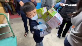 小孩也來排　上萬口罩一片2元人人搶
