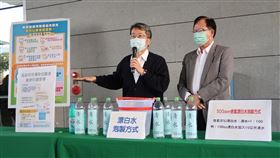 防武漢肺炎進社區　高市教稀釋漂白水消毒防範武漢肺炎疫情，高雄市衛生局長林立人（左）、工務局長吳明昌（右）3日對公寓大廈管委會代表說明漂白水泡製方法，並呼籲針對高風險區，如電梯按鈕等一天多次擦拭，以降低感染風險。中央社記者王淑芬攝　109年2月3日