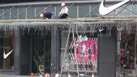 揮別低迷經濟　11月景氣燈號重現穩定綠燈國發會27日發布11月景氣燈號，由於多項指標好轉，揮別連續14個月的低迷表現，綜合判斷分數一舉增加5分，燈號轉呈代表「穩定」的綠燈。圖為勞工工作情形。中央社記者鄭傑文攝　108年12月27日