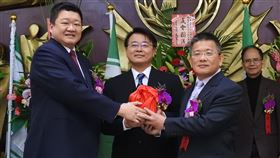 新北市議會幹部交接　林銘仁任總召民進黨新北市議會黨團3日舉行新卸任黨團幹部交接儀式，在民進黨中央黨部副秘書長郭昆文（前中）監交下，新任總召集人林銘仁（前右）在卸任總召何博文（前左）手中接下印信，新任立法院長游錫(方方土)（後右）也特別到場觀禮。中央社記者王鴻國攝　109年2月3日