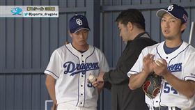 ▲野茂英雄傳授木下雄介指叉球（圖／翻攝自推特）