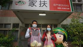 小三通入境居家檢疫　金門家扶中心幫採買因應武漢肺炎疫情，透過小三通入境者都必須居家檢疫14天，金門家扶中心主任李桂平（左）3日表示，家扶中心啟動為春節回中國探親的家庭買菜服務，由社工員分送到需要的家庭門口，款項日後再結算，希望能讓受扶助家庭感受到關愛。中央社記者黃慧敏攝　109年2月3日