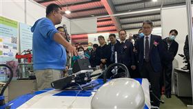 水利新創科技研發及測試展示基地揭牌經濟部水利署「水利新創科技研發及測試展示基地」3日揭牌啟用，水利署長賴建信（前右）到場，見證廠商研發成果。中央社記者魯鋼駿攝　109年2月3日