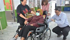 屏東縣輔具行動服務車深入偏鄉（1）屏東縣政府服務偏鄉居民，除設置輔具據點，也利用輔具行動服務車到據點為民眾修理輔具，提供相關諮詢，讓偏鄉居民提升生活品質。（屏東縣政府提供）中央社記者郭芷瑄傳真　109年2月3日