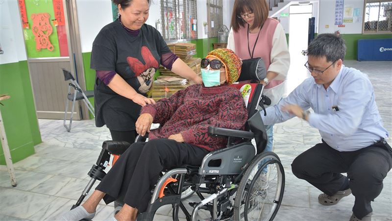 屏東輔具服務車入偏鄉　里程可繞地球