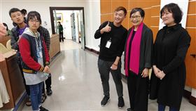 高中職自由人權工作坊　葉菊蘭到場致詞鄭南榕基金會第一屆高中職自由人權工作坊3日開幕，鄭南榕遺孀葉菊蘭（右2）與女兒鄭竹梅（右）到場致詞，學員紛紛要求合影。中央社記者蔡智明攝　109年2月3日