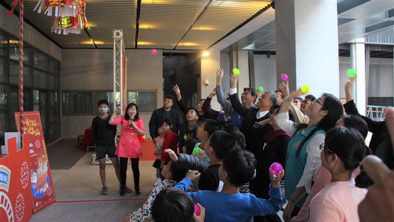 屏縣六堆元宵尖炮城　獎金百餘隊競奪