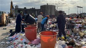 花蓮市垃圾資源回收物多　清潔隊員忙分類花蓮市今年農曆春節期間收運的垃圾、大宗廢棄物與資源回收物品均比去年增加，垃圾掩埋場的資源回收物堆如小山，逾30名清潔隊員進行分類。（花蓮市公所提供）中央社記者李先鳳傳真　109年2月3日