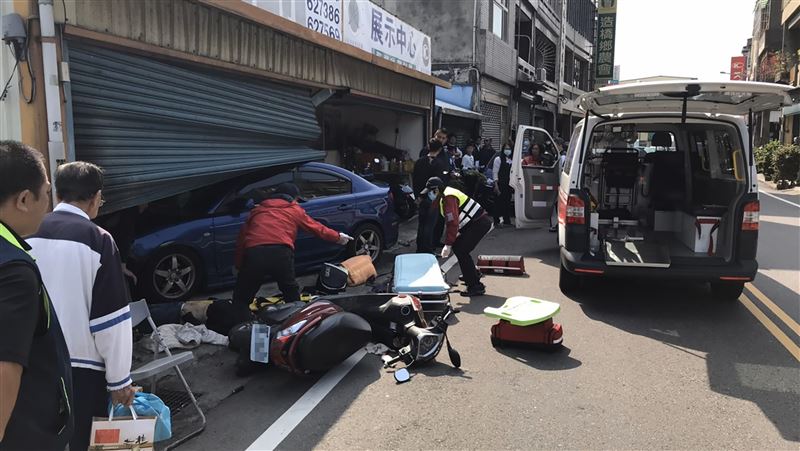 轎車失控衝機車行　婦人路過遭撞不治