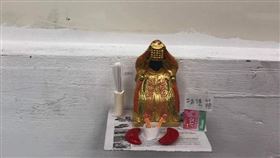 有一名男網友指出他的同學將一尊類似石膏材質的黑面媽祖貼在教室牆壁上，並在祂旁邊放置籤桶、紅色筊杯、功德箱等等。其他網友看到後，紛紛直呼超有才，不過仍有網友擔心地說「這個是危險行為啦，沒開光的神像很容易入靈」。（圖／翻攝自爆廢公社）