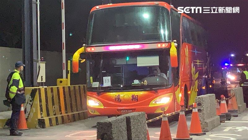 關大門檢疫！包機台商清晨分送隔離所