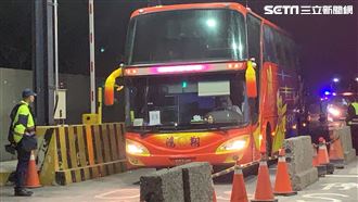 關大門檢疫！包機台商清晨分送隔離所