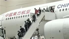 武漢肺炎疫情延燒  首架台商包機返台嚴重特殊傳染性肺炎（武漢肺炎）疫情延燒，中國武漢封城後，約有470多名台商滯留當地，首架武漢台商包機3日深夜搭載200多名台商返台。（旅客提供）中央社記者邱俊欽桃園機場傳真 109年2月4日