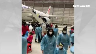 台商回來了　一下飛機各個「一身藍」