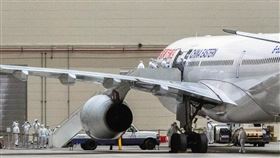 武漢台商包機抵台 醫護人員上機諮詢檢疫（2）接回武漢台商的包機3日午夜抵達桃園國際機場，飛機直接進入維修棚，醫護人員上機進行諮詢檢疫後安置隔離。中央社記者林俊耀攝  109年2月4日