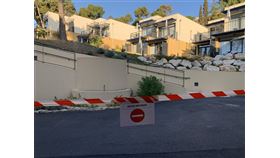 中國武漢肺炎疫情延燒，各國紛紛從武漢撤僑，其中法國將首批撤回的人士安置在一處濱海度假村，堪稱最人道的隔離方式，但引起附近居民不安。（法新社提供）