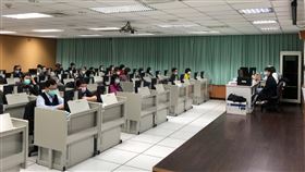 學測非選擇題閱卷　防武漢肺炎全數戴口罩大考中心招集數百名教師，為109學年度學科能力測驗非選擇題閱卷，因應武漢肺炎疫情，要求人員戴口罩。中央社記者陳至中台北攝　109年2月4日