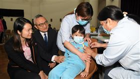 港入冬以來27人死於流感在港人對武漢新型冠肺炎惶恐之際，每年冬季肆虐的流感也十分致命，據報導，入冬頭兩週，本地已有27人死於流感；圖為衛生官員上月到學校宣傳接種流感疫苗。（港府新聞處圖片）中央社記者張謙香港傳真  109年2月4日