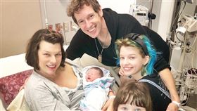 蜜拉喬娃維琪（Milla Jovovich）Ever Gabo Anderson　IG