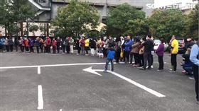 沒口罩可排換排酒精　南投埔里酒廠外民眾大排長龍
