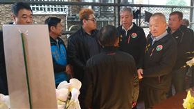 苗縣警頭份分局蓬萊所長驟逝  徐耀昌致哀苗栗縣頭份警分局蓬萊派出所長戴政造日前因腦出血併發敗血症，送醫搶救後不治身亡。苗栗縣長徐耀昌（前右）、警察局長翁群能（前右2）等人4日前往致哀。（警方提供）中央社記者管瑞平傳真  109年2月4日