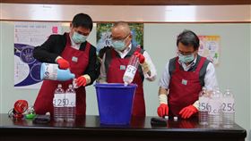 苗縣防疫作戰　漂白水稀釋對抗腸病毒苗栗縣因應腸病毒疫情緊急採購額溫槍，另有廠商捐贈奈米離子水、防護噴霧給各校加強防疫，縣長徐耀昌（中）、議長鍾東錦（左）等人25日示範利用市售含氯漂白水加入100倍清水稀釋製成消毒水，可擦拭家中物品。中央社記者管瑞平攝　108年9月25日