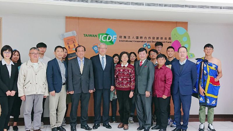 同框非洲國王　國合會秀大專海外實習