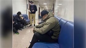 「館長」陳之漢在臉書上貼出自己正在偵查庭外等待的照片，他因飆罵公民老師羅文挨告。（圖／翻攝自「飆捍」臉書專頁）