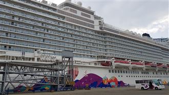 曾載武漢肺炎患者　郵輪停高雄禁下船