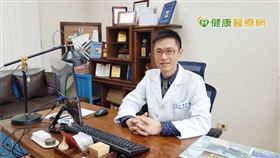 彭忠衎醫師提醒，肺癌初期不容易察覺症狀，可能多數患者發現時已經偏晚期，因此，若是習慣抽菸或有家族肺癌病史者，建議務必定期接受肺癌篩檢。