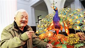 國寶級花燈藝師蕭在淦　創作孔雀花燈栩栩如生94歲新竹市國寶級花燈藝師蕭在淦，紮燈籠近80年，4日將花燈作品「孔雀」展在新竹市政府。他為創作孔雀花燈，親自走訪動物園，現場觀察孔雀樣貌，也待孔雀開屏之際，記錄難得畫面，烙印腦海中，再做成花燈，栩栩如生。中央社記者郭宣(文三)攝　109年2月4日