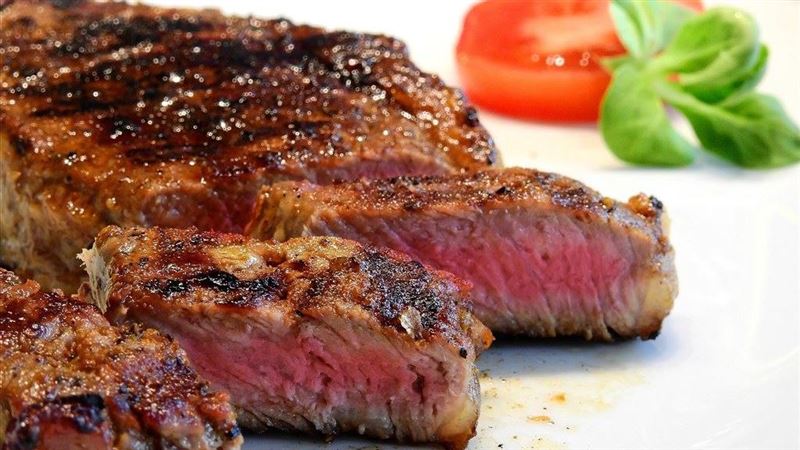 美國一項新研究發現，一週吃兩份紅肉、加工肉或禽肉，和心血管疾病風險高3%到7%有關。（圖／翻攝自Pixabay圖庫）