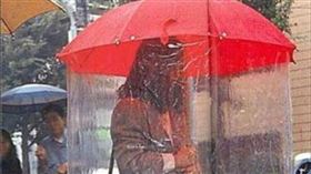 口罩,雨傘,無塵,日本。(圖/翻攝自爆廢公社二館)
